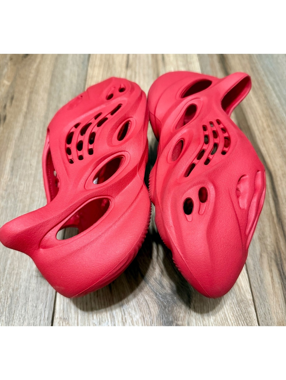Yeezy Adidas Foam Runner Vermilion Red Slip On Sneakers GW3355 Kids Size 4 EUC - Picture 4 of 9
